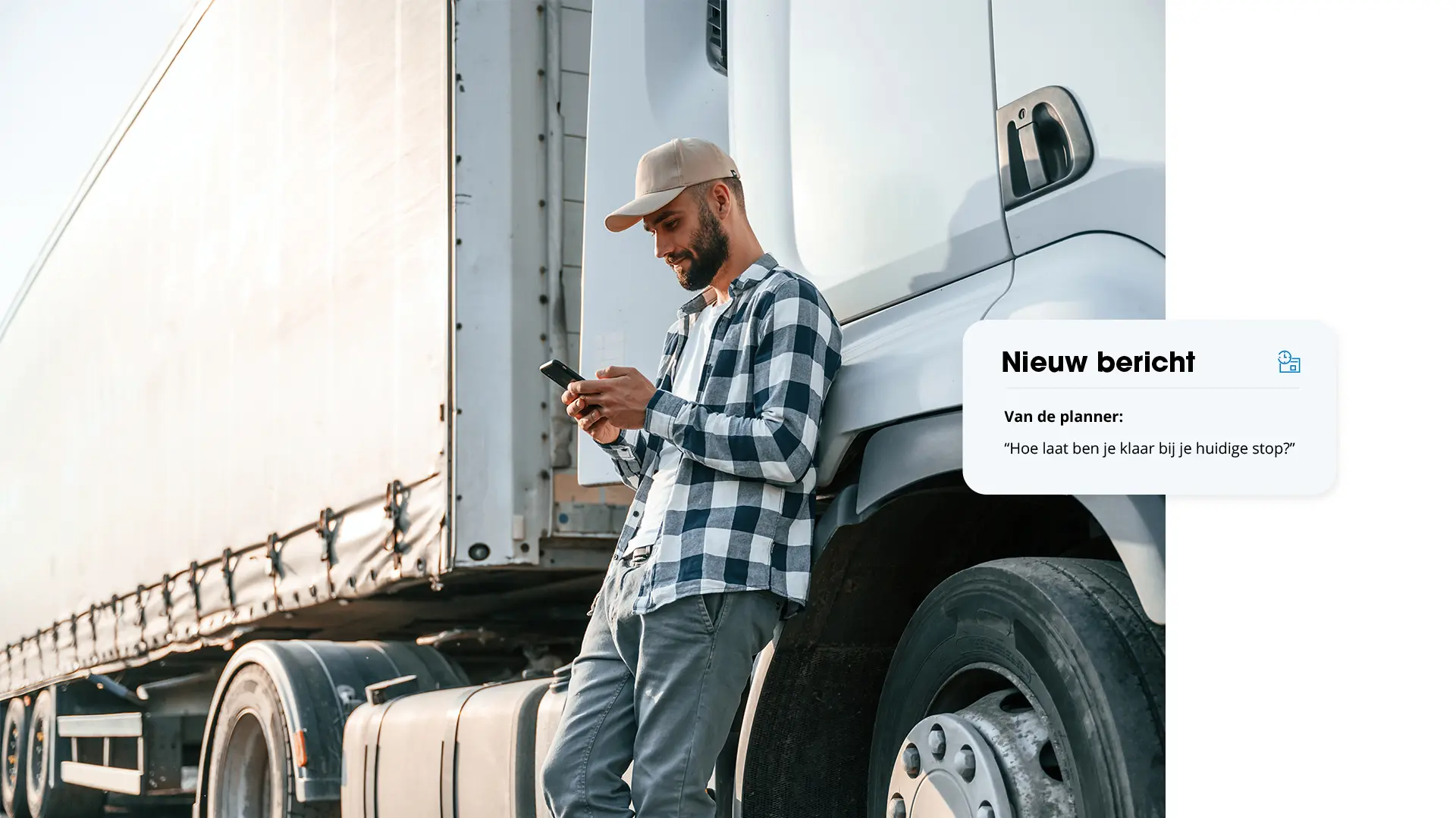 Chauffeur leunt tegen vrachtwagen en kijkt op telefoon, met berichtkaart van de planner