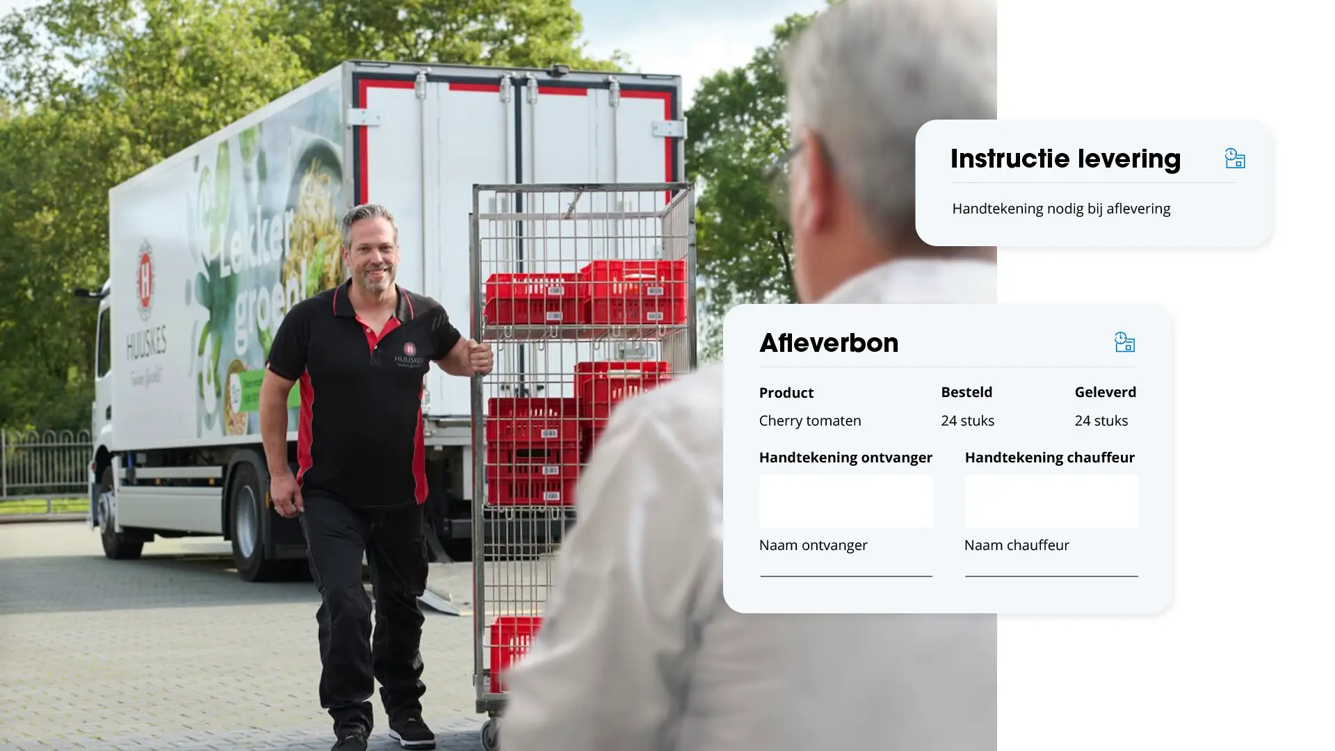 Chauffeur duwt rolcontainer met rode kratten naar klant, met kaarten voor leverinstructie en digitale afleverbon