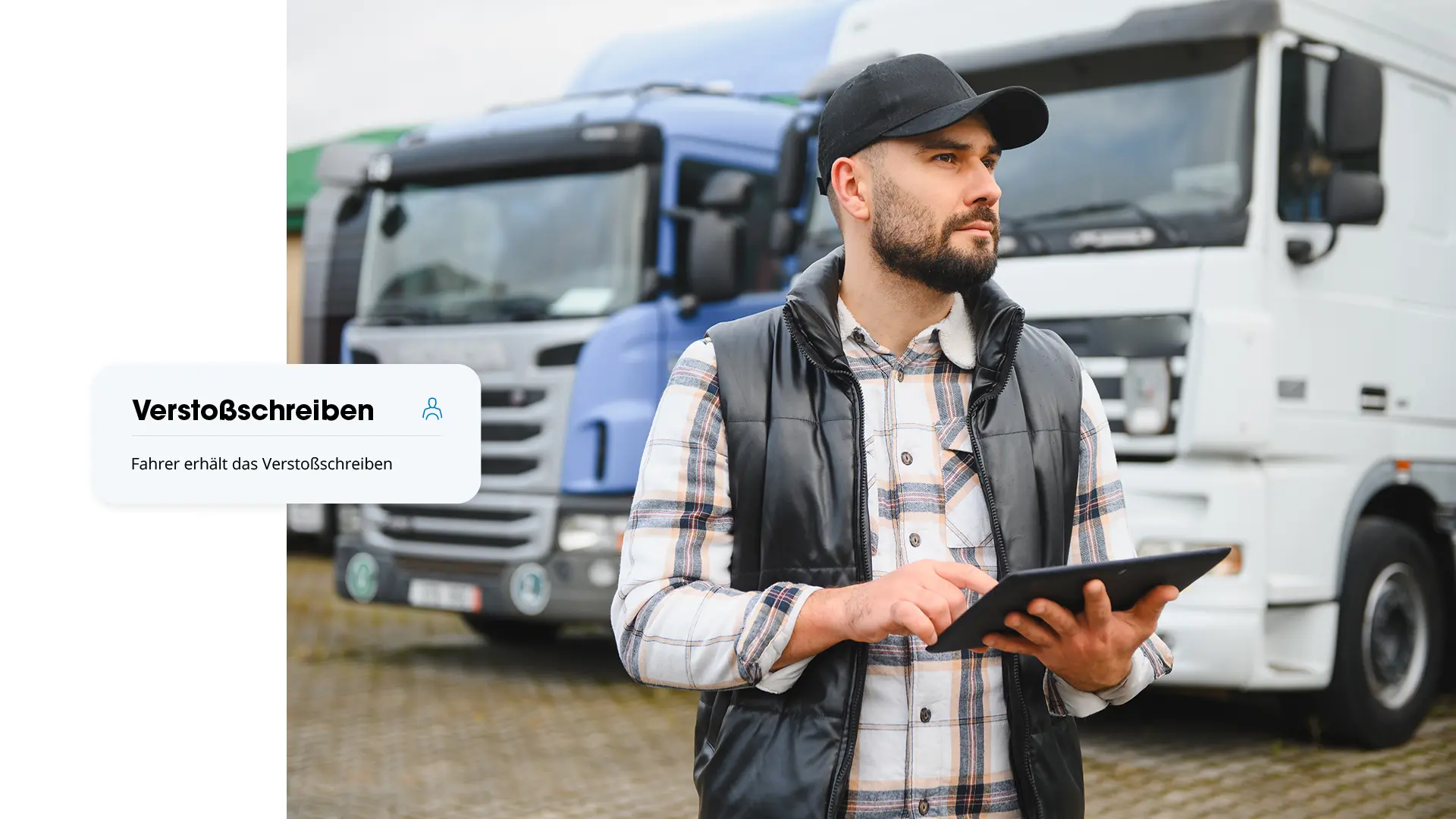 B&auml;rtiger Fahrer mit M&uuml;tze steht mit einem Tablet in der Hand vor geparkten Lkw, mit einem GPS-Buddy-Widget, das anzeigt, dass der Fahrer das Versto&szlig;schreiben erh&auml;lt
