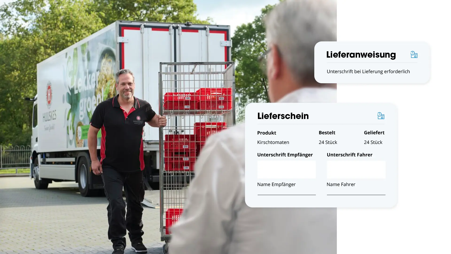 Fahrer schiebt Rollbeh&auml;lter mit roten Kisten zum Kunden, mit Karten f&uuml;r Lieferanweisung und digitalem Lieferschein
