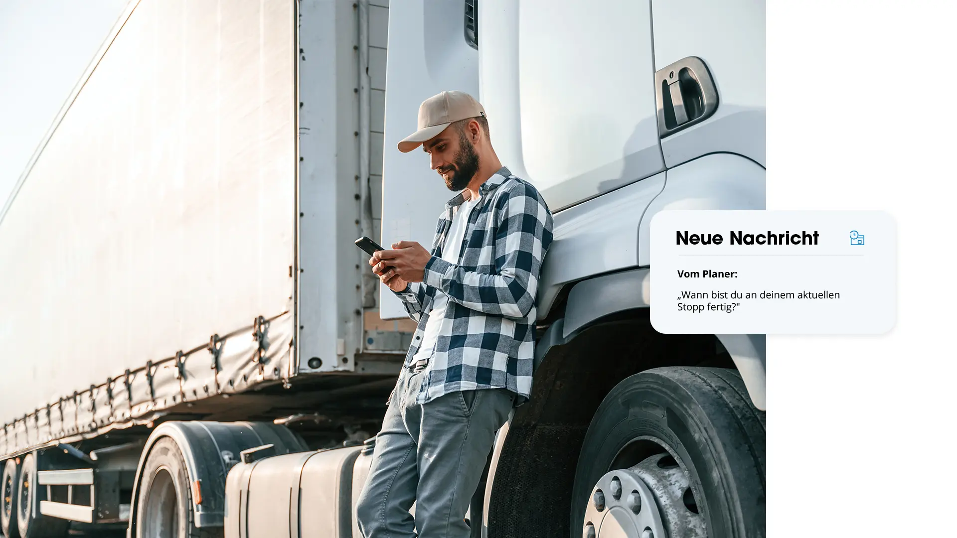 Fahrer lehnt an Lkw und schaut aufs Handy, mit Nachrichtenkarte vom Planer