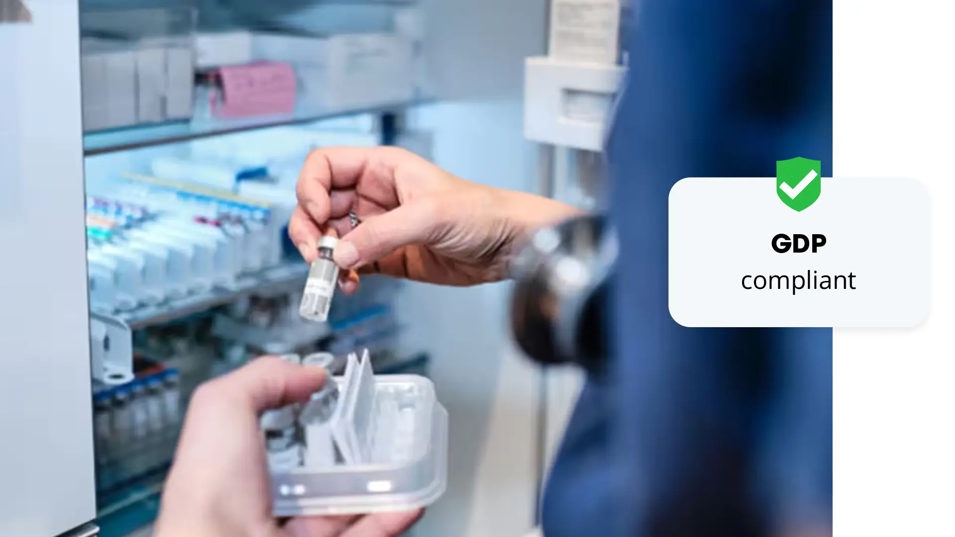 Handen halen een medicijnflesje uit een koelbox in een apotheekkast, met een label "GDP compliant" en groen vinkje