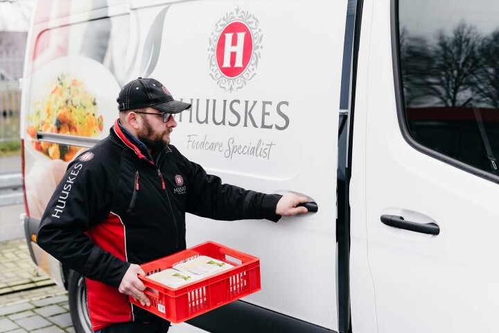 Ein Mitarbeiter von Huuskes, einem Foodcare-Spezialisten, entl&auml;dt Lebensmittel aus einem Lieferwagen.