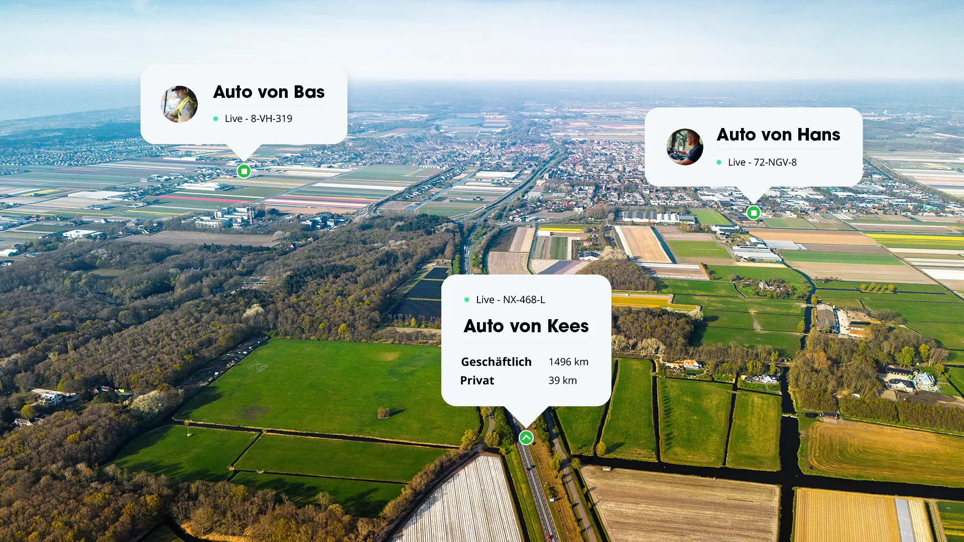 Luftaufnahme einer Landschaft mit Kartenmarkierungen und Fahrernamen f&uuml;r drei Fahrzeuge, mit Live-Standort und Kennzeichen.