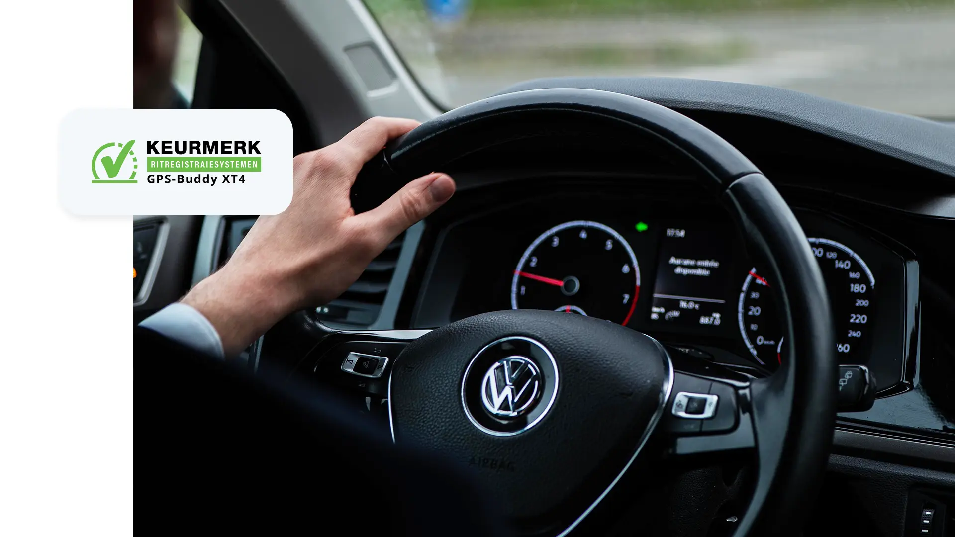 Hand aan het stuur van een auto met op het dashboard een keurmerk voor ritregistratiesystemen van GPS-Buddy XT4.