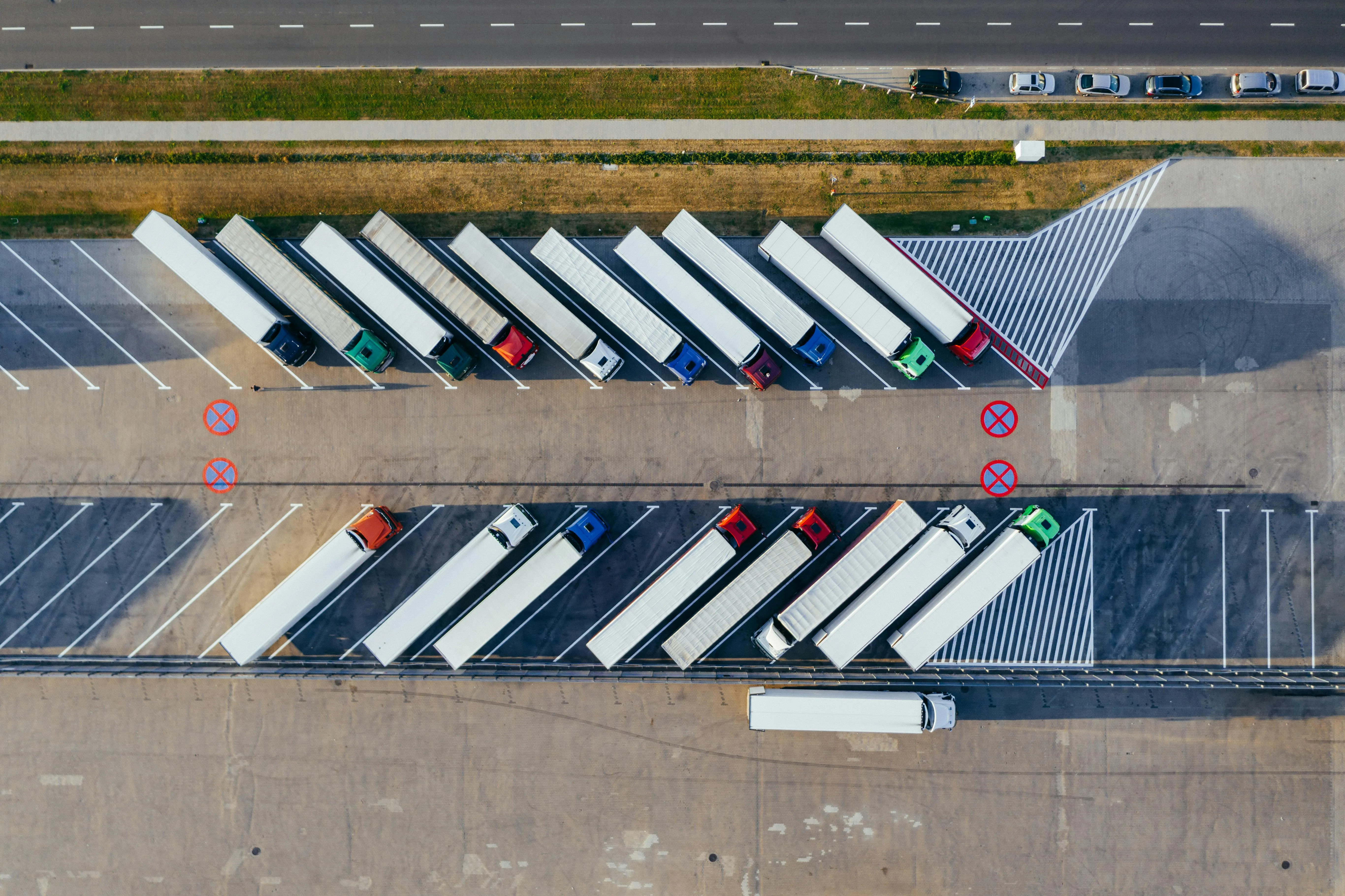 Luftaufnahme diagonal geparkter Lkw an Ladebuchten