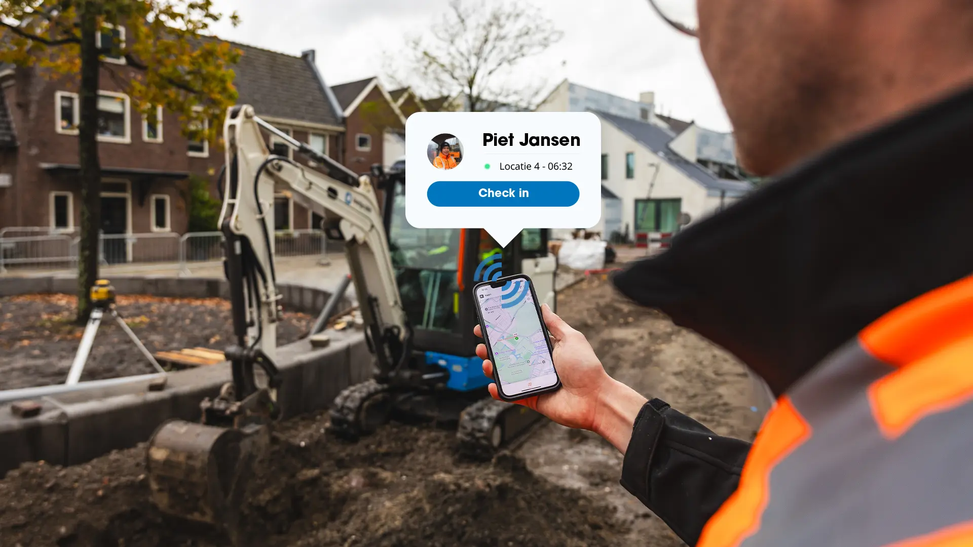 Bouwvakker op een bouwplaats bij een graafmachine die met zijn telefoon inlogt op locatie, met een pop-up in beeld waarin medewerker Piet Jansen wordt getoond met locatie 4 en een Check in-knop.