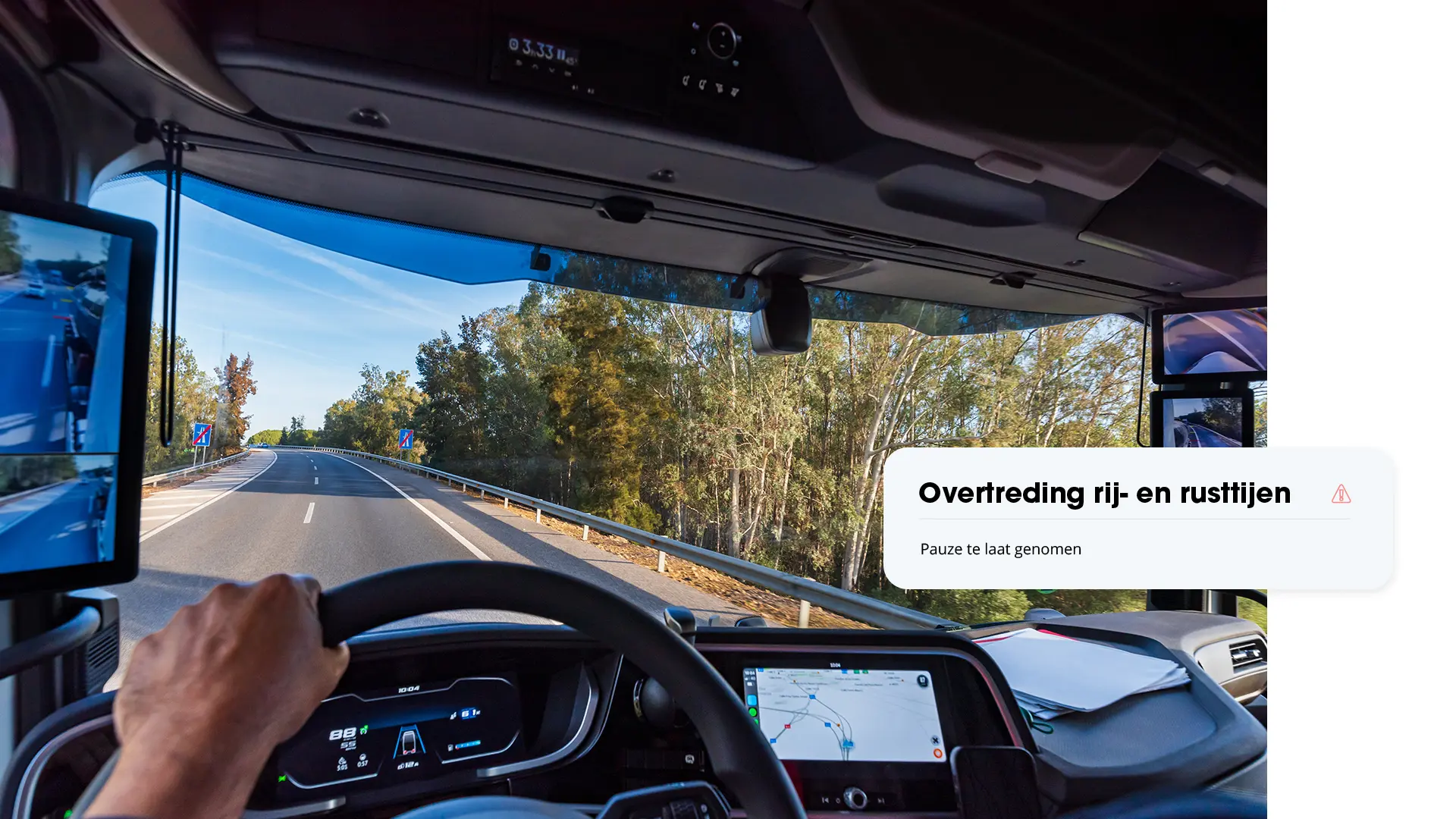 Uitzicht vanuit een rijdende vrachtwagen op een weg met bomen, met een GPS-Buddy melding over een overtreding van de rij- en rusttijden: pauze te laat genomen