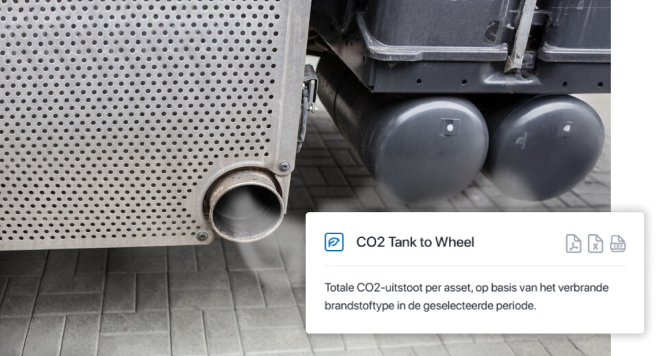 Uitlaat van een vrachtwagen met zichtbare emissie, met een digitale overlay over CO2-uitstoot per asset