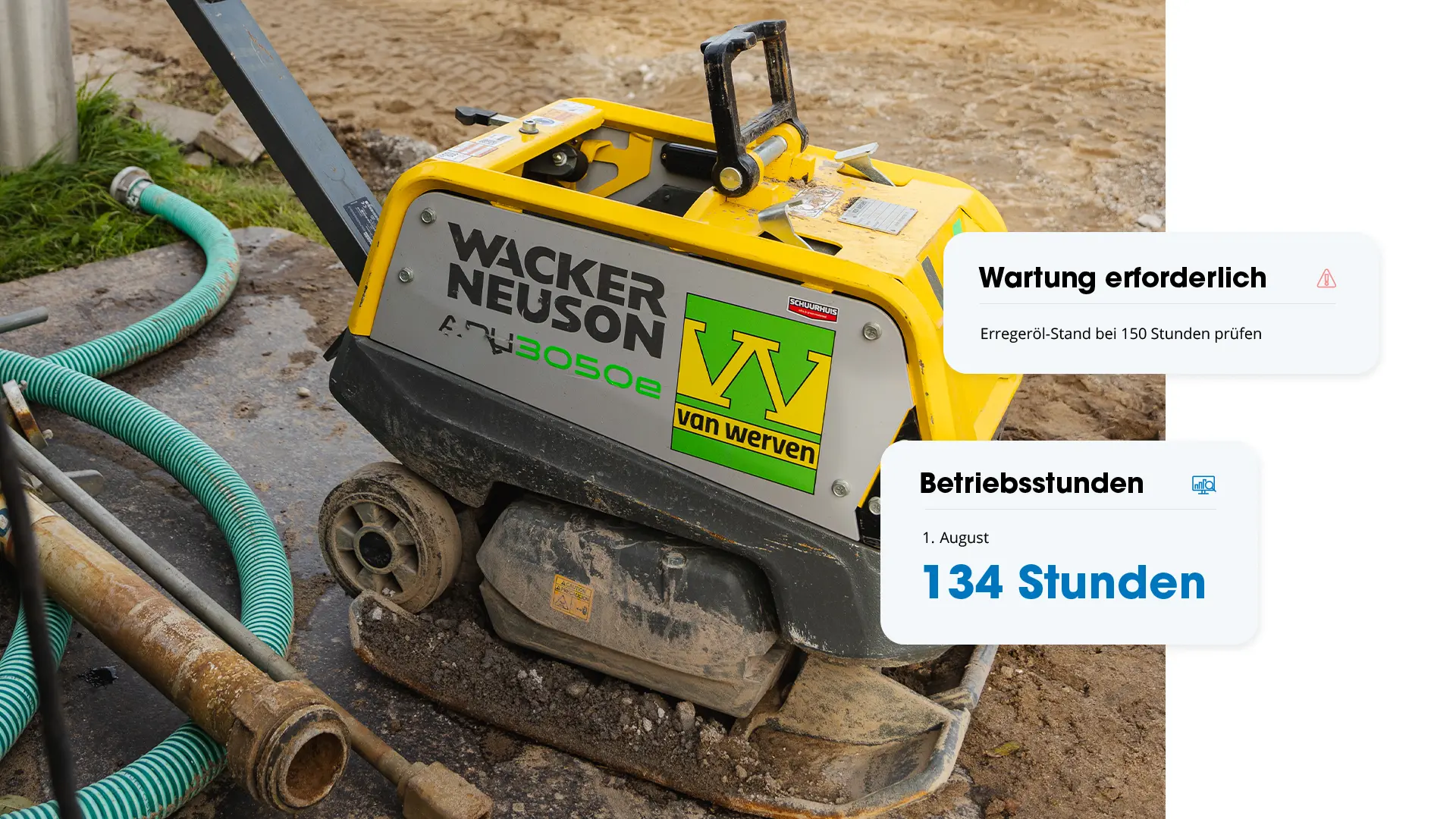Gelbe Wacker-Neuson-R&uuml;ttelplatte auf der Baustelle mit Karten f&uuml;r 134 Betriebsstunden und f&auml;llige Wartung