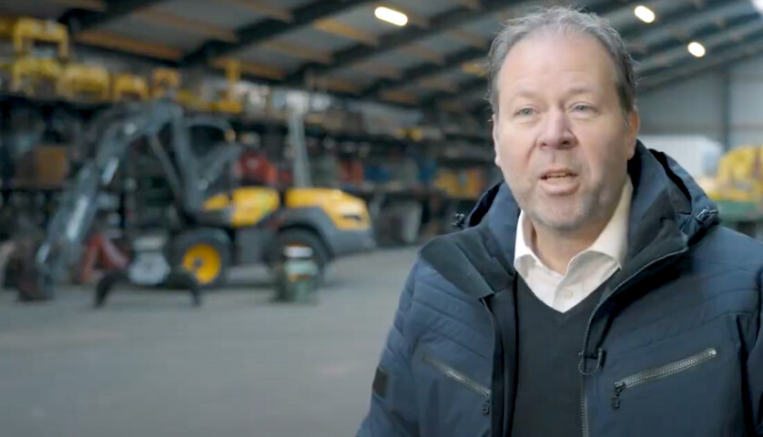 Oscar van der Spruit van GPS-Buddy in een magazijn met zwaar materieel.