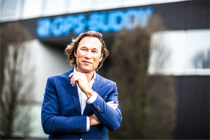Ties Schaafsma, CEO van GPS-Buddy, staat voor het kantoor.