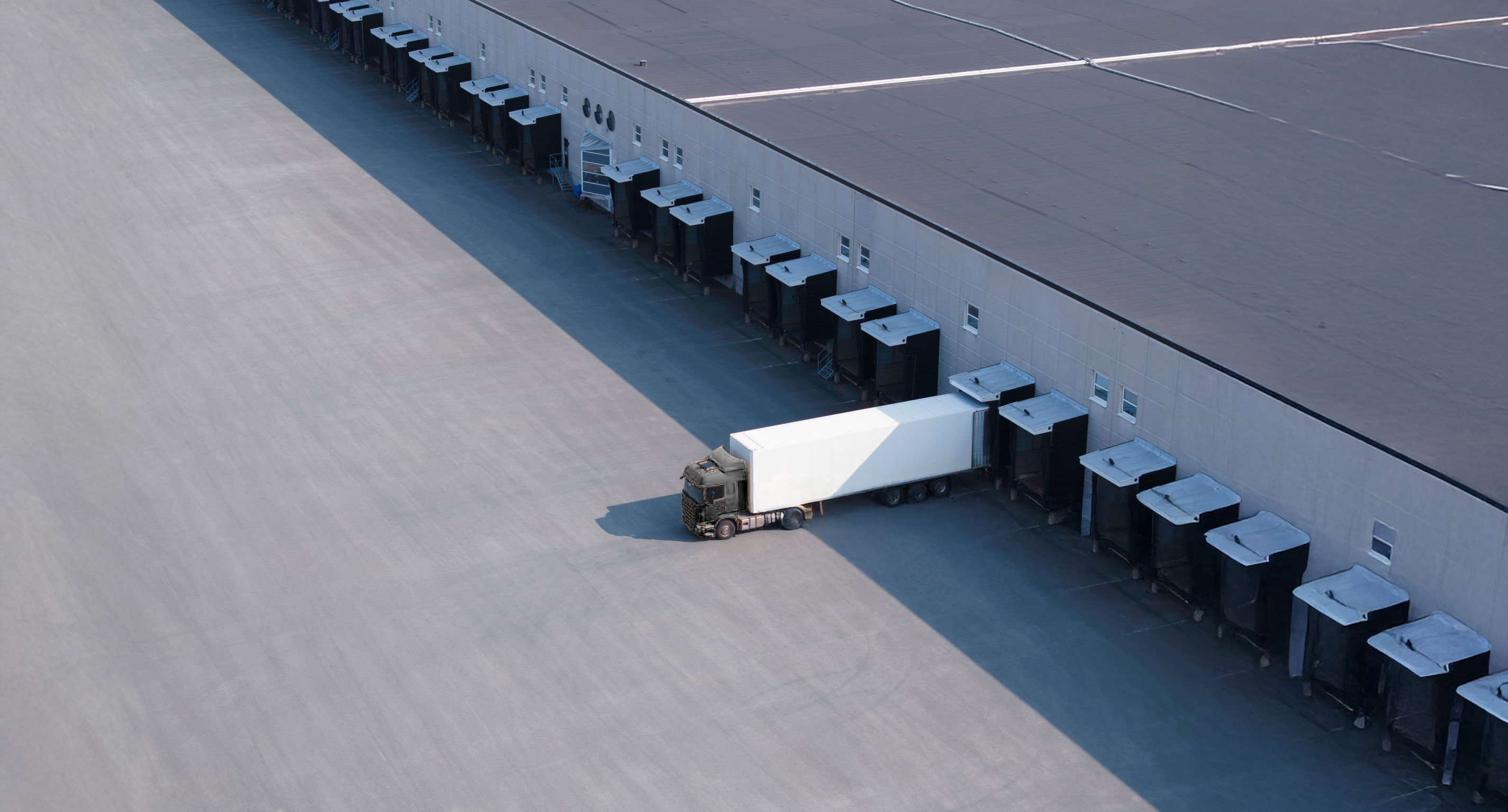 Transport   vrachtwagen verlaat logistiek centrum
