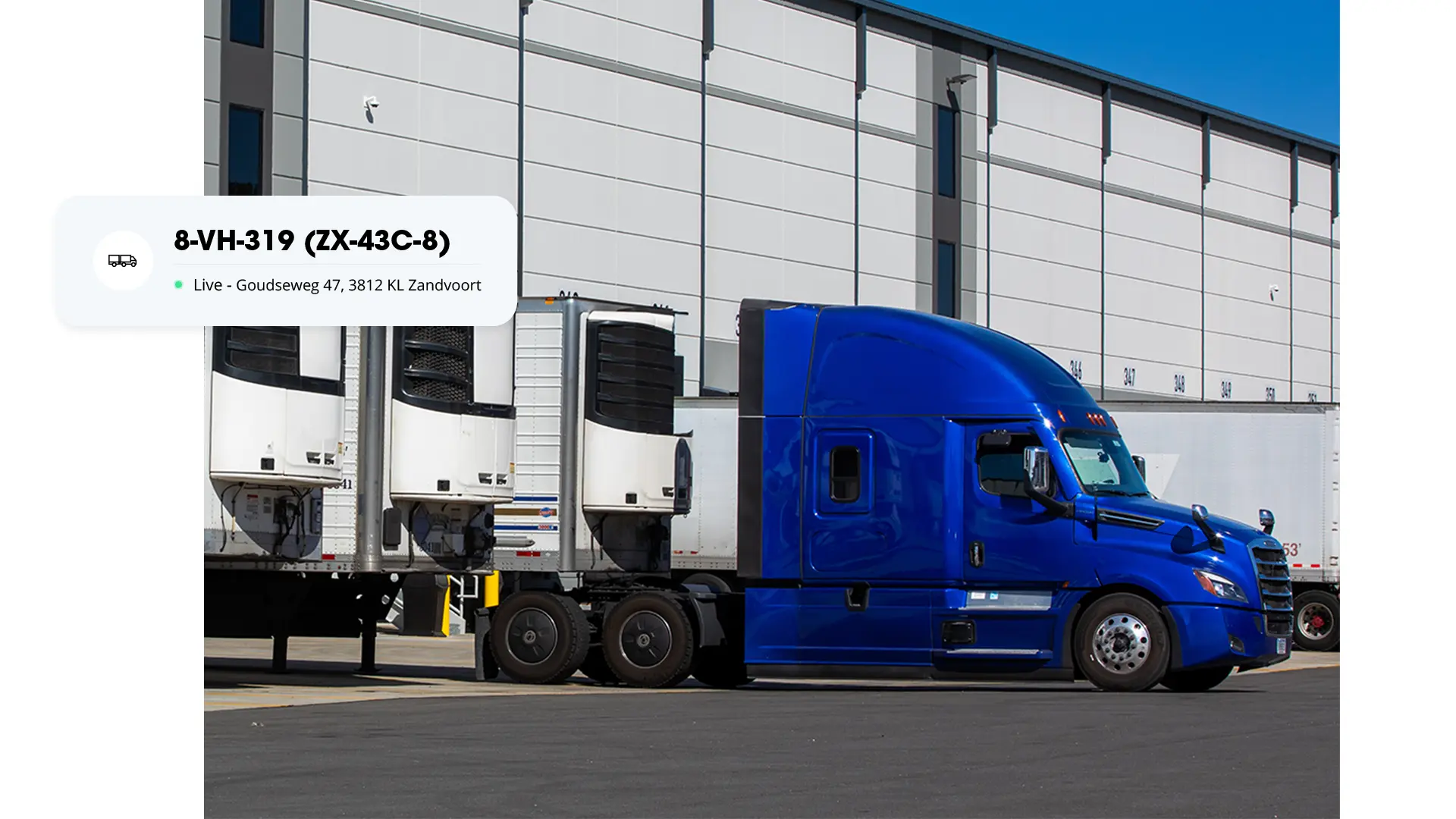 Blauwe vrachtwagen met koeltrailers bij een laadperron, met live-statuslabel met kenteken en locatie Goudseweg 47 in Zandvoort