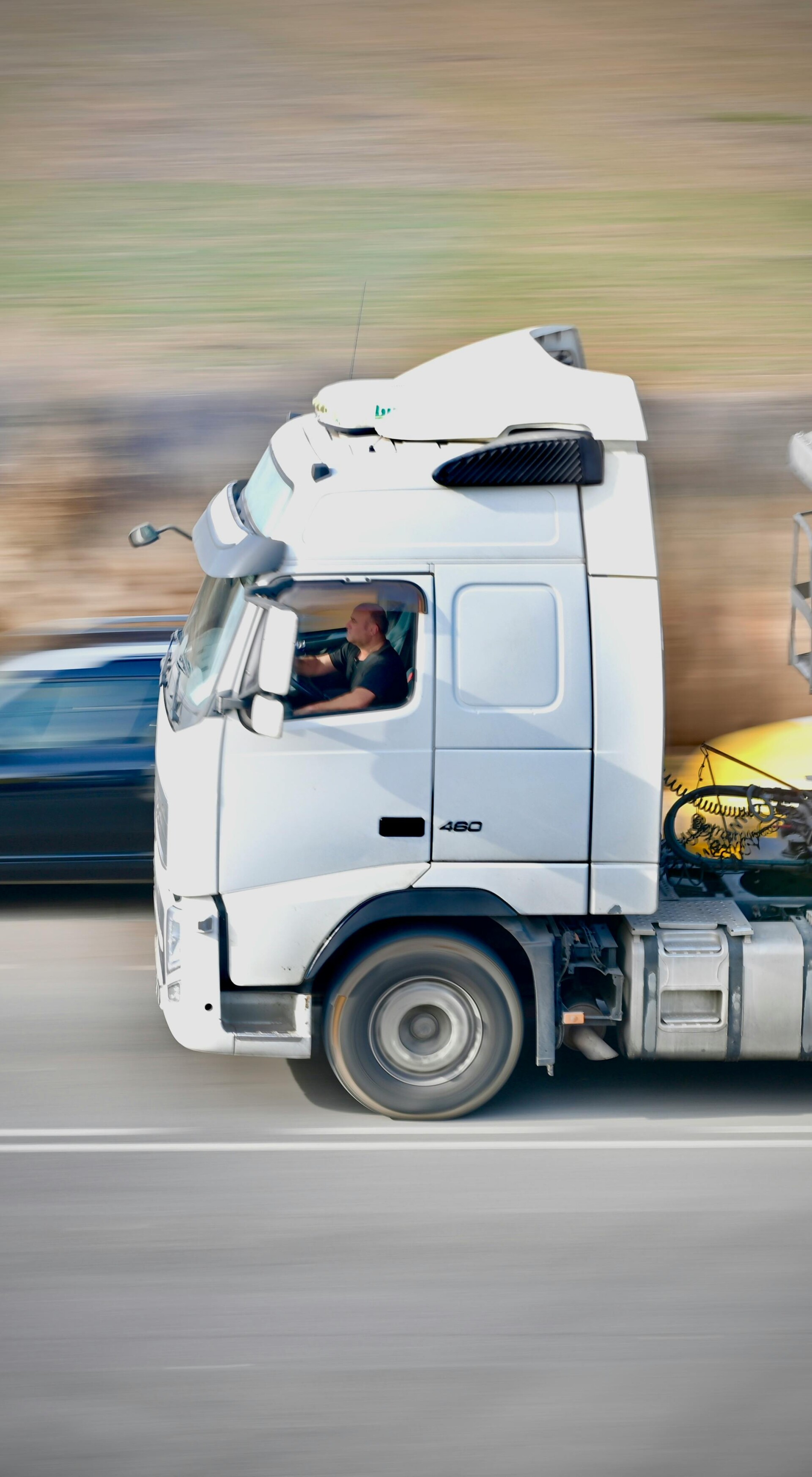 Vrachtwagen die rijd op de snelweg