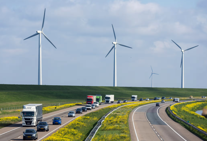 Vrachtwagens op Nederlandse snelweg &mdash; vrachtwagenheffing 2026