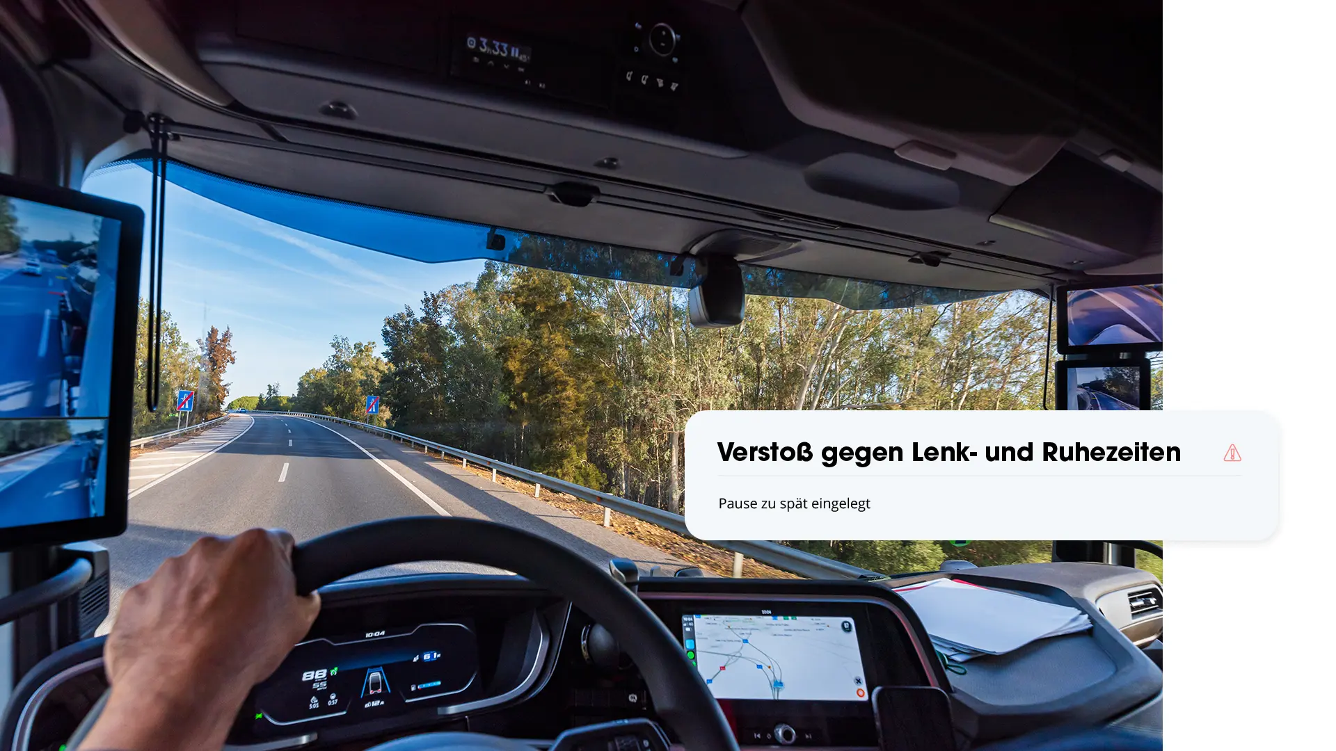 Ausblick aus einem fahrenden Lkw auf eine von B&auml;umen ges&auml;umte Stra&szlig;e, mit einer GPS-Buddy-Warnung zu einem Fahr- und Ruhezeitversto&szlig;: Pause zu sp&auml;t eingelegt